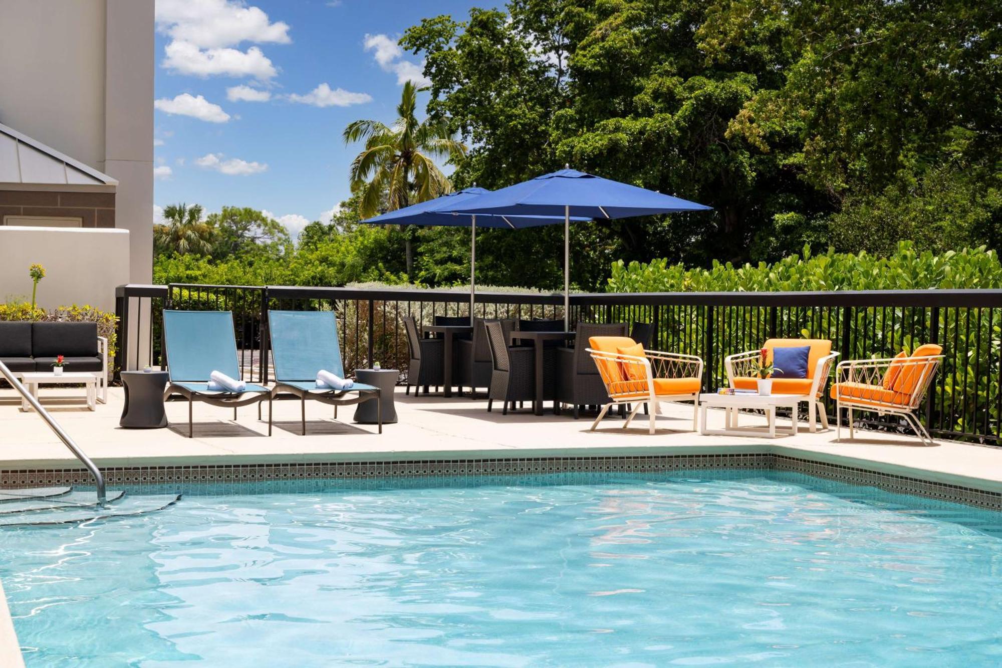 Hampton Inn Naples-Central Exterior foto